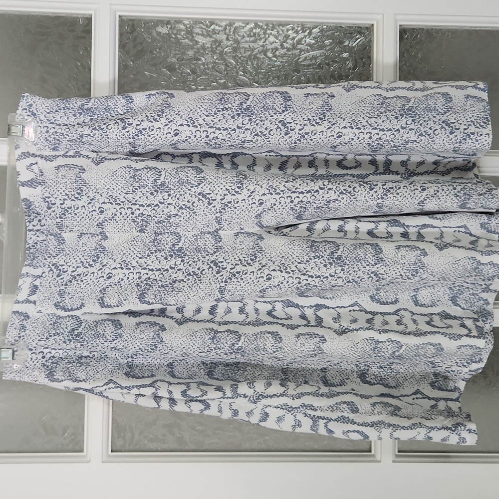 2/25$***Vintage / Snake Print Bermuda